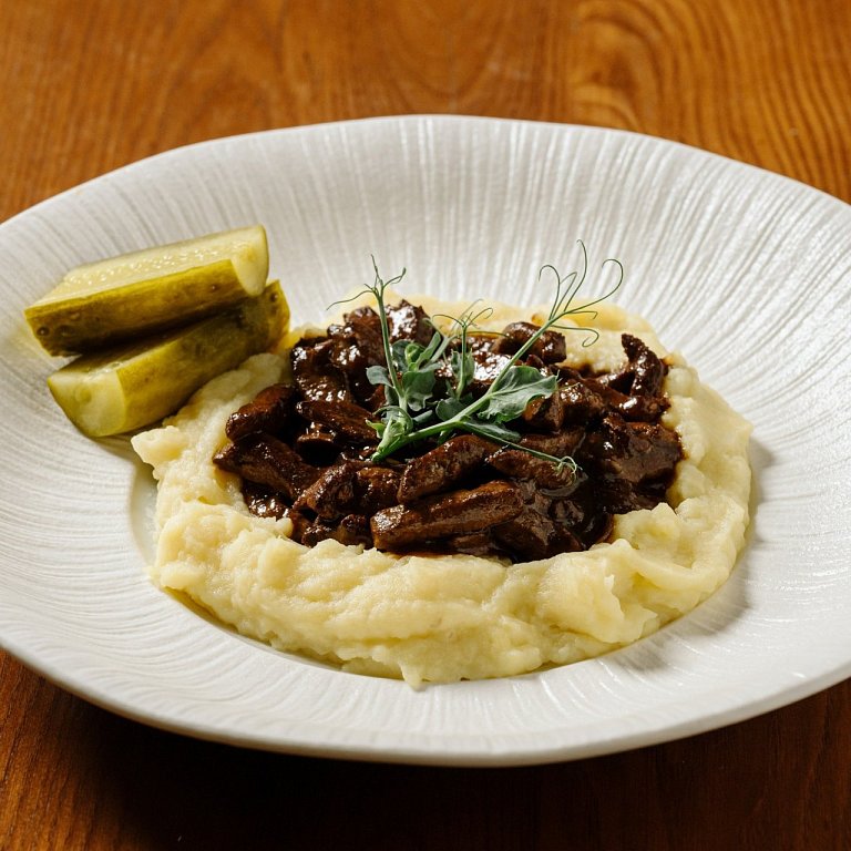 П Говяжьи щечки с картофельным муссом 